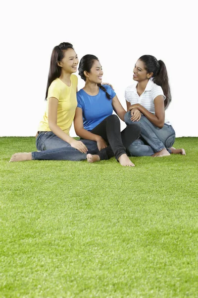 Drie Jonge Vrouwen Zitten Het Gras Kletsen — Stockfoto