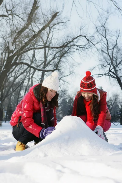 妇女玩雪 — 图库照片