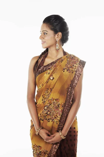 Mulher Sari Sorrindo Olhando Para Lado — Fotografia de Stock
