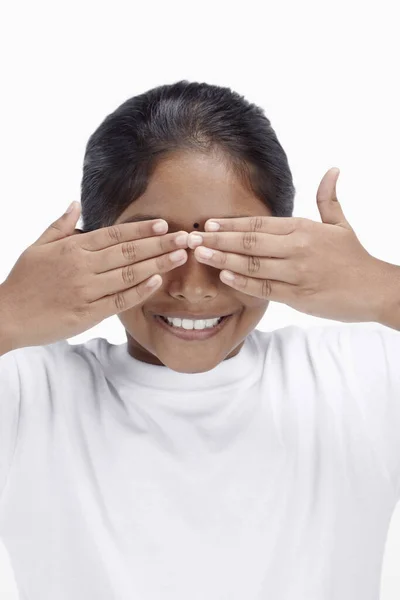 Menina Cobrindo Seus Olhos Com Mãos — Fotografia de Stock