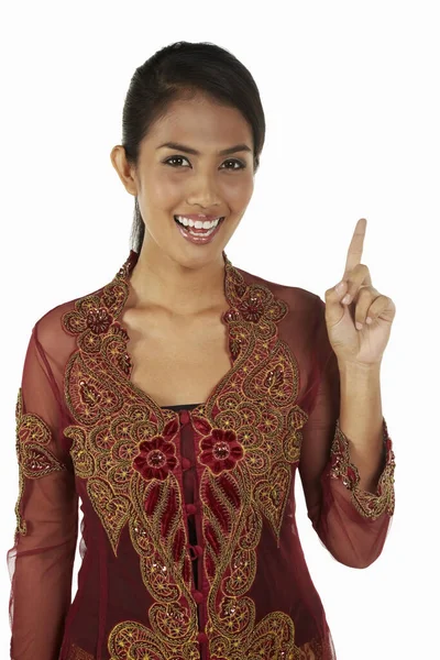 Vrouw Baju Kebaya Glimlachend Tonen Nummer Met Vinger — Stockfoto