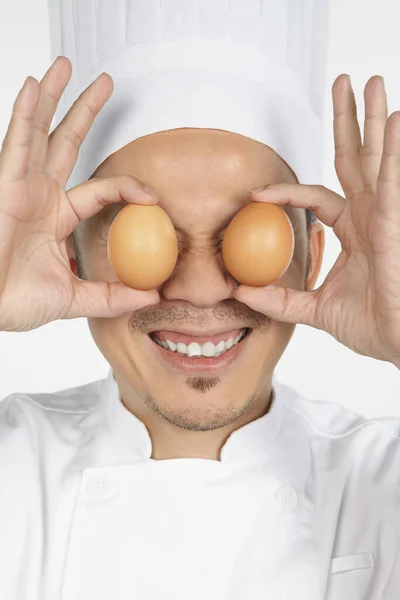 Chef Asiático Segurando Ovos Frente Dos Olhos — Fotografia de Stock