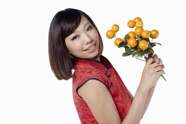 Vrouw Traditionele Kleding Poserend Met Een Boeket Kumquat — Stockfoto