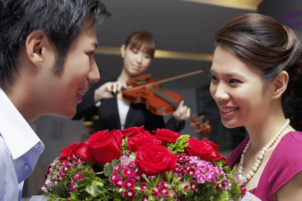 Homme Présentant Une Femme Avec Bouquet Roses — Photo