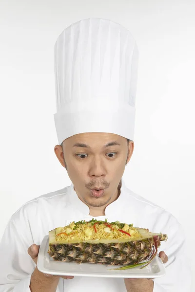 Aziatische Chef Kok Met Een Bord Thaise Ananas Gebakken Rijst — Stockfoto