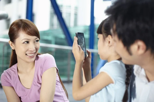 Fille Prenant Une Photo Mère Avec Téléphone Portable — Photo