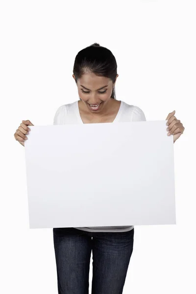 Mulher Olhando Para Baixo Para Cartaz Branco Que Ela Está — Fotografia de Stock