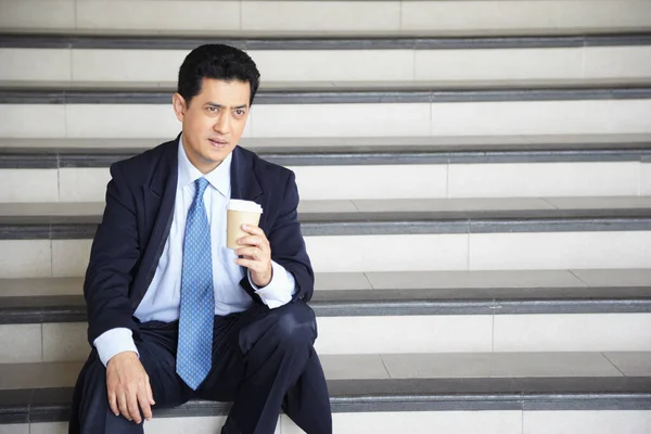 사업가 계단에서 커피를 마시면서 — 스톡 사진