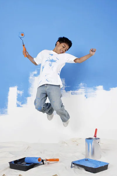 Menino Com Salto Rolo Tinta — Fotografia de Stock