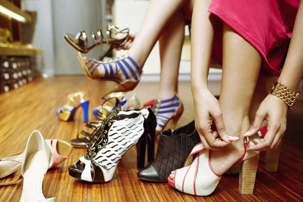 Magas Sarkú Cipőt Próbáló Nők Cipőboltban — Stock Fotó