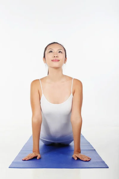 Mujer Joven Practicando Yoga —  Fotos de Stock