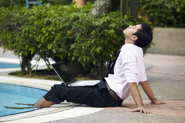 Joven Hombre Negocios Relajarse Junto Piscina Con Ordenador Portátil Regazo — Foto de Stock