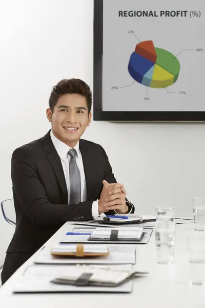 Empresário Alegre Sentado Uma Sala Reuniões — Fotografia de Stock