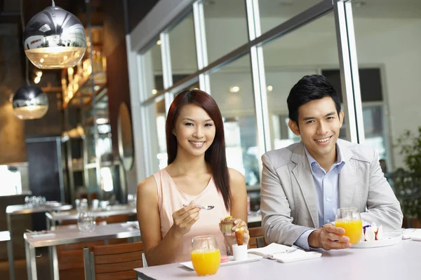 Mujer Hombre Comiendo Juntos — Foto de Stock