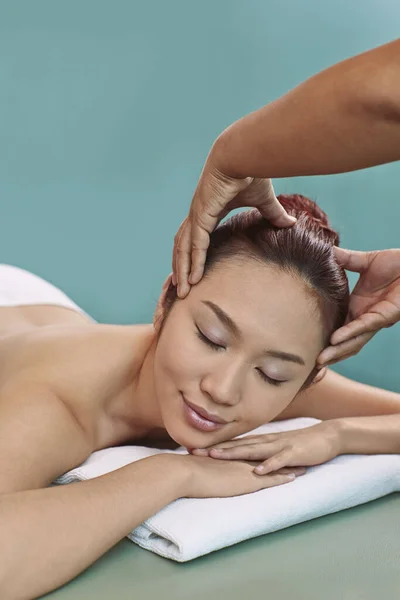 Young Woman Lying Her Front Receiving Head Massage — Stock Photo, Image