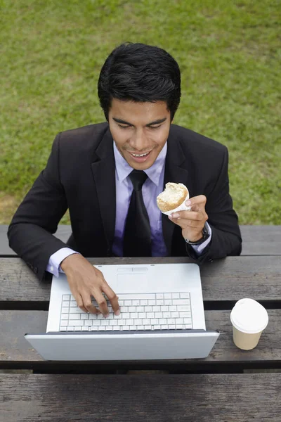 Młody Azji Biznesmen Mając Lekki Przekąska Park Jego Laptop — Zdjęcie stockowe