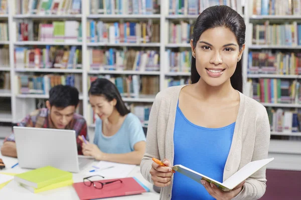 Estudiante Biblioteca Sonriendo Cámara —  Fotos de Stock