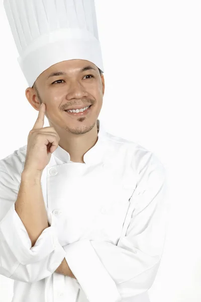 Asiatischer Koch Denkt Vor Studiohintergrund — Stockfoto