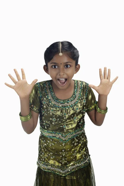 Menina Roupas Tradicionais Olhando Chocado Com Mãos Abertas — Fotografia de Stock