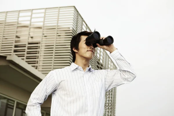 Empresário Olhando Através Binóculos — Fotografia de Stock