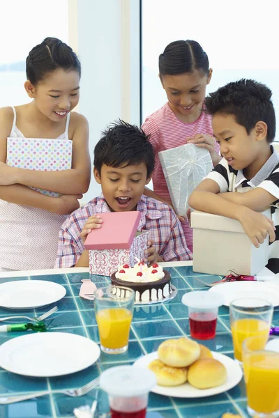 Regalo Cumpleaños Sus Amigos — Foto de Stock