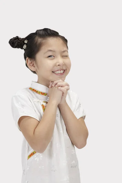 手で拍手と目を開いた伝統的な服の女の子 — ストック写真