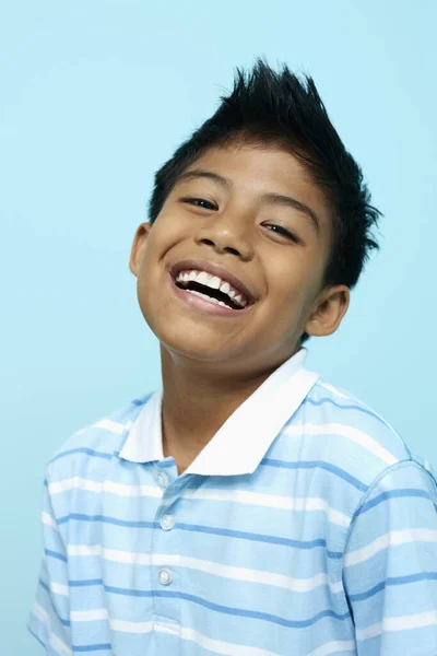 Menino Sorrindo Feliz Contra Fundo Estúdio — Fotografia de Stock