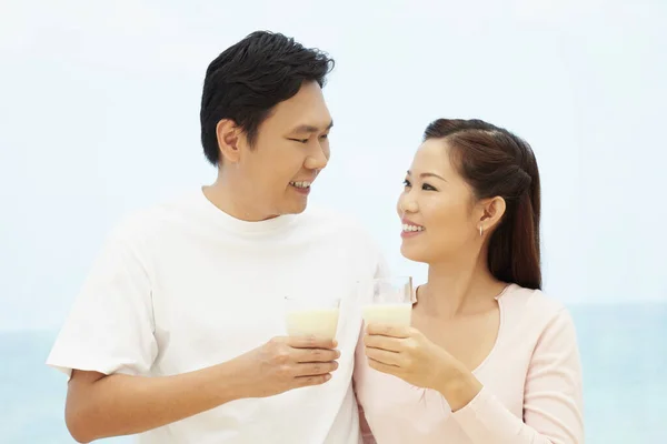 ミルクのグラスを持つ男と女 — ストック写真