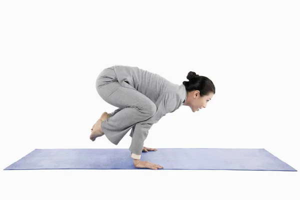 Mujer Negocios Haciendo Postura Grúa Yoga —  Fotos de Stock