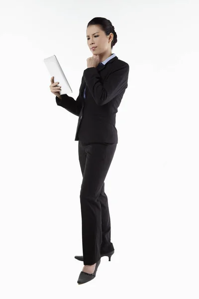 Mitte Erwachsene Geschäftsfrau Nutzt Digitales Tablet — Stockfoto