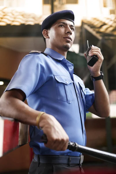 Görevdeki güvenlik görevlisi.