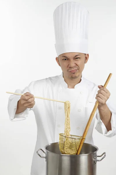 국수를 만드는 아시아 요리사 — 스톡 사진