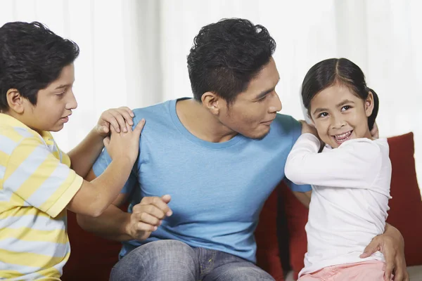 Baba Çocuklarıyla Konuşuyor — Stok fotoğraf