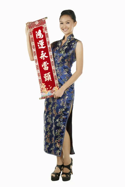 Mulher Cheongsam Segurando Banner Com Cumprimentos Ano Novo Chinês — Fotografia de Stock