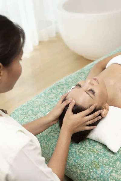 Mujer Disfrutando Masaje Facial — Foto de Stock