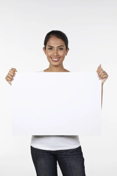 Mulher Sorrindo Segurando Cartaz Branco — Fotografia de Stock