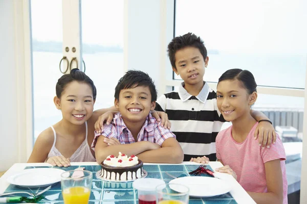 Barn Som Firar Pojkens Födelsedag — Stockfoto