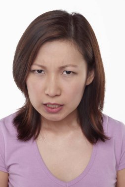 Beyaz arka planda izole edilmiş bir kadının yüz ifadesi