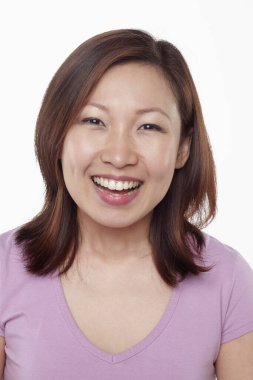 Beyaz arka planda izole edilmiş bir kadının yüz ifadesi