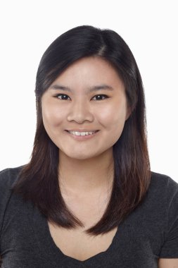 Beyaz arka planda izole edilmiş bir kadının yüz ifadesi