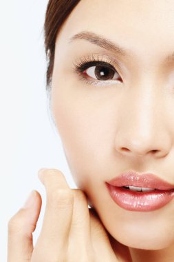 Yüzüne dokunan kadın