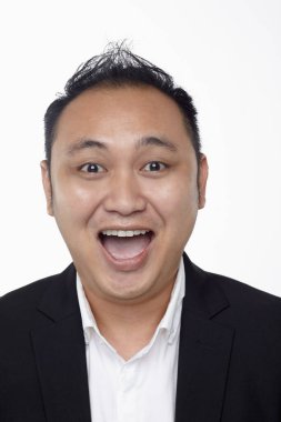 Beyaz arka planda izole edilmiş bir adamın yüz ifadesi