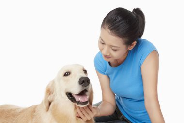 Genç bir kadın sahibi olan bir köpek.