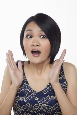 Beyaz arka planda izole edilmiş bir kadının yüz ifadesi