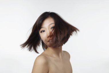 Kafasını çeviren kadın