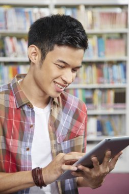 Dijital tablet tutan bir öğrenci