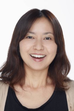 Beyaz arka planda izole edilmiş bir kadının yüz ifadesi