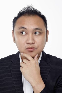 Beyaz arka planda izole edilmiş bir adamın yüz ifadesi