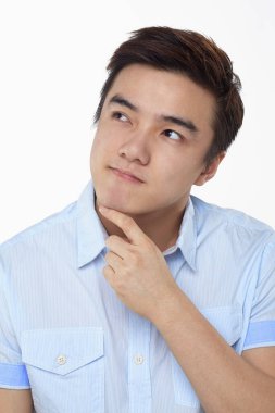 Beyaz arka planda izole edilmiş bir adamın yüz ifadesi