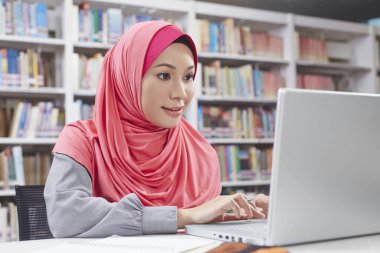 Kütüphanede okuyan bir öğrenci.